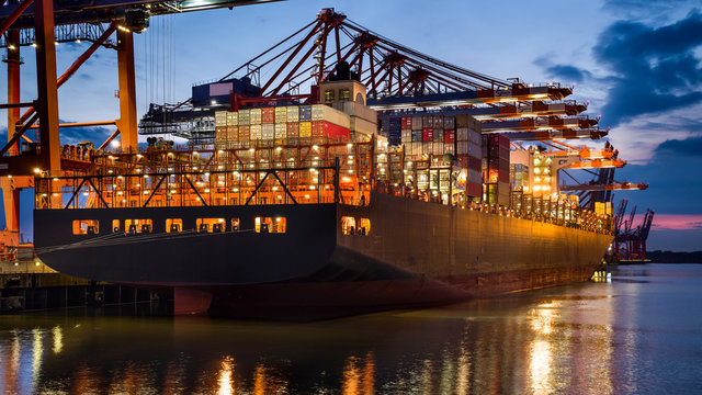 Container Schiff am Pred&ouml;hlkei in Hamburg