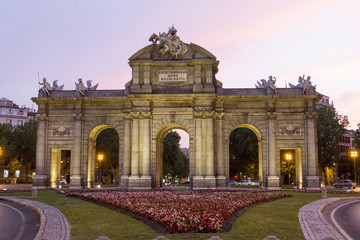Obraz premium Drzwi Alcala (Puerta de Alcala) to jedne ze starożytnych drzwi miasta Madryt w Hiszpanii.