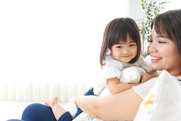 部屋で遊ぶ子供