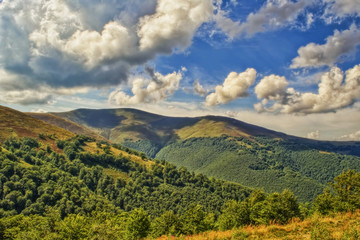 Fototapeta na wymiar Viewn on the mountains and cumulus clouds. Carpathians