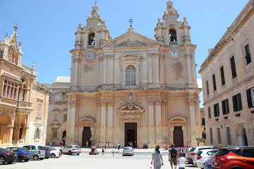 Fototapeta na wymiar Malta: Touristen in der Altstadt von Mdina vor der Kathedrale