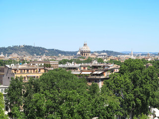 Fototapeta na wymiar Great Rome sityscape seen from Aventine hill