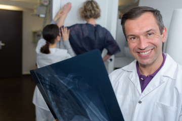 Obraz premium dcotor holding x ray - mammography going on