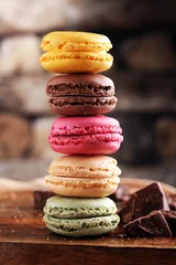 Crédence de cuisine en verre imprimé Macarons Bouchent le dessert de macarons colorés avec des tons pastel vintage