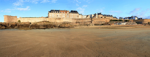La plage et les remparts de Saint-Malo
