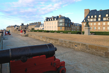 Fototapeta na wymiar Promenade des remparts à Saint-Malo