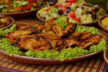 Жареные баклажаны и кабачки с начинкой на тарелке