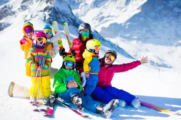 Photo sur Plexiglas Ski and snow fun. Family in winter mountains.