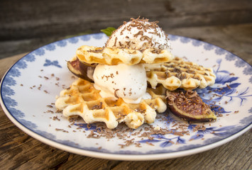 Вафли с мороженым 