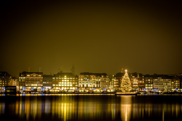 Fototapeta premium Illuminated Hamburg Christmas Market with town hall