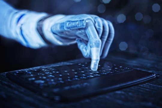 Bionische Prothese tippt auf Tastatur