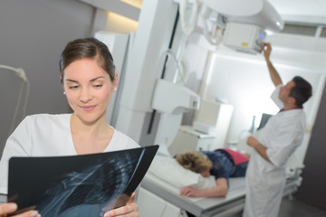 Obraz premium nurse looking at an x-ray in the surgical room