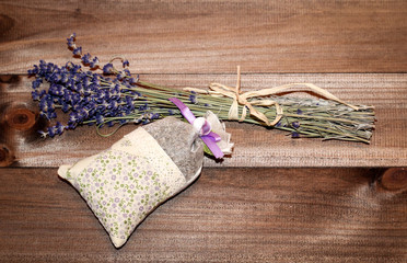 Naklejka premium Lavendelstrauß mit Lavendelsäckchen