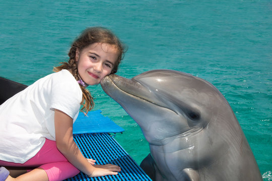 Delfin küsst junges Mädchen - Ein unvergessliches Erlebnis