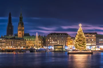 Beleuchtetes Rathaus mit Weihnachtsmärkten in Hamburg © Annette Hanl