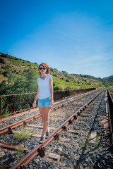 Femme sur le pont du chemin de fer au dessus de la Rivi&egrave;re de Maury