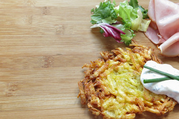Kartoffelpuffer Rösti mit Salat und Schinken