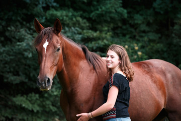 Fototapeta premium Mädchen mit Pferd