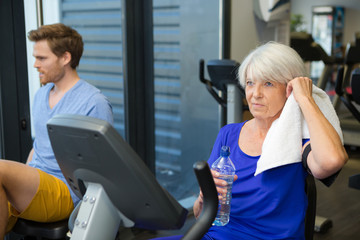 Fototapeta na wymiar elderly woman on the exercise machine