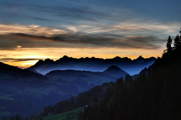Fototapeta na wymiar Alpen, Tirol, Panorama, Sonnenuntergang, Wolken, Nebel