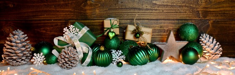 Weihnachtlicher Hintergrund - Weihnachtsgeschenke grün