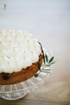 Meringue lemon cake with rosemary