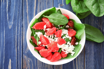 Plate of salad with spinach, grapefruit and cottage cheese on table
