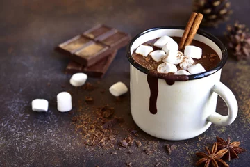 Selbstklebende Fototapete Schokolade Hausgemachte würzige heiße Schokolade mit Marshmallows.