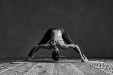 Jonge mooie yoga vrouw poseren in studio