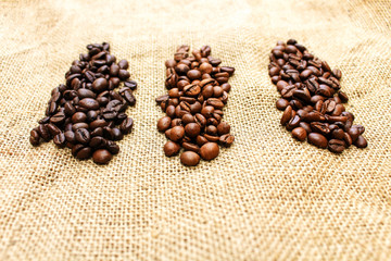 Verschiedene Kaffeesorten auf Jutesack