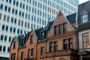 Obraz premium Old and new houses with huge windows in Montreal downtown, Canada.