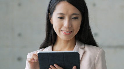 Fototapeta premium Business woman using tablet computer