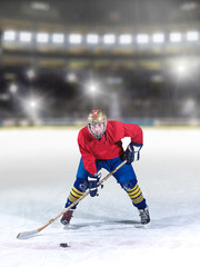 Naklejka premium ice hockey player in action
