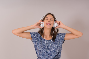 Fototapeta premium woman with headphones isolated on a white