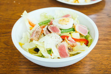 Tuna meat and egg with vegetable salad