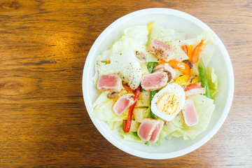 Tuna meat and egg with vegetable salad