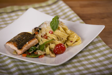 Gegrillte Lachsforelle an Sommergemüse-Tagliatelle