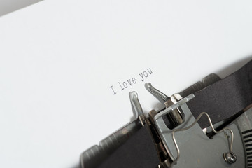 Eine Schreibmaschine und ein Liebesbrief