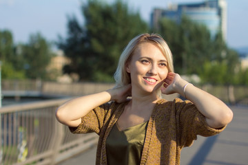 Женщина в вязанном белье. Вязанная одежда. Ручная...