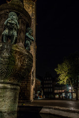 Fototapeta na wymiar Brunnen vor einer Kirche in der Bremer Altstadt bei Nacht