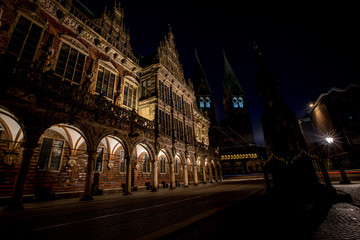 Fototapeta na wymiar Rathaus und Dom in Bremen bei Nacht