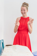 Emotionen - ein junges, blondes, Mädchen freut sich und staunt über die Geschenke und das Geld...