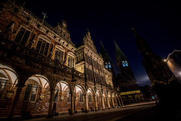Fototapeta na wymiar Bremer Rathaus und Dom bei Nacht