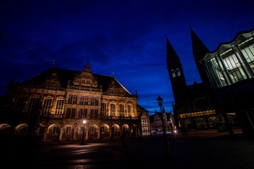 Fototapeta na wymiar Bremer Rathaus und Dom bei Nacht