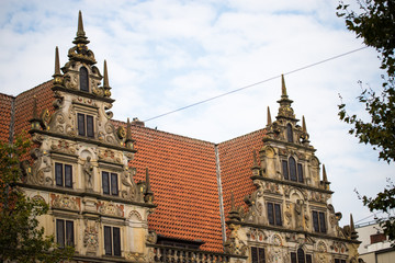 Fototapeta na wymiar kunstvoll verzierte Giebel eines historischen Gebäudes in Bremen