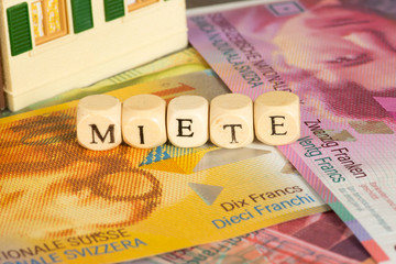 Obraz premium Ein Haus, Miete und Schweizer Franken