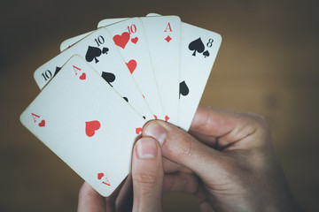 Spielkarten in Männerhänden