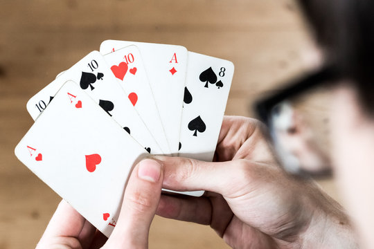 Spielkarten in Männerhänden
