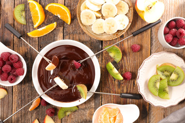 chocolate fondue with fruits