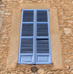 Blauer Fensterladen eines mediterranen Hauses